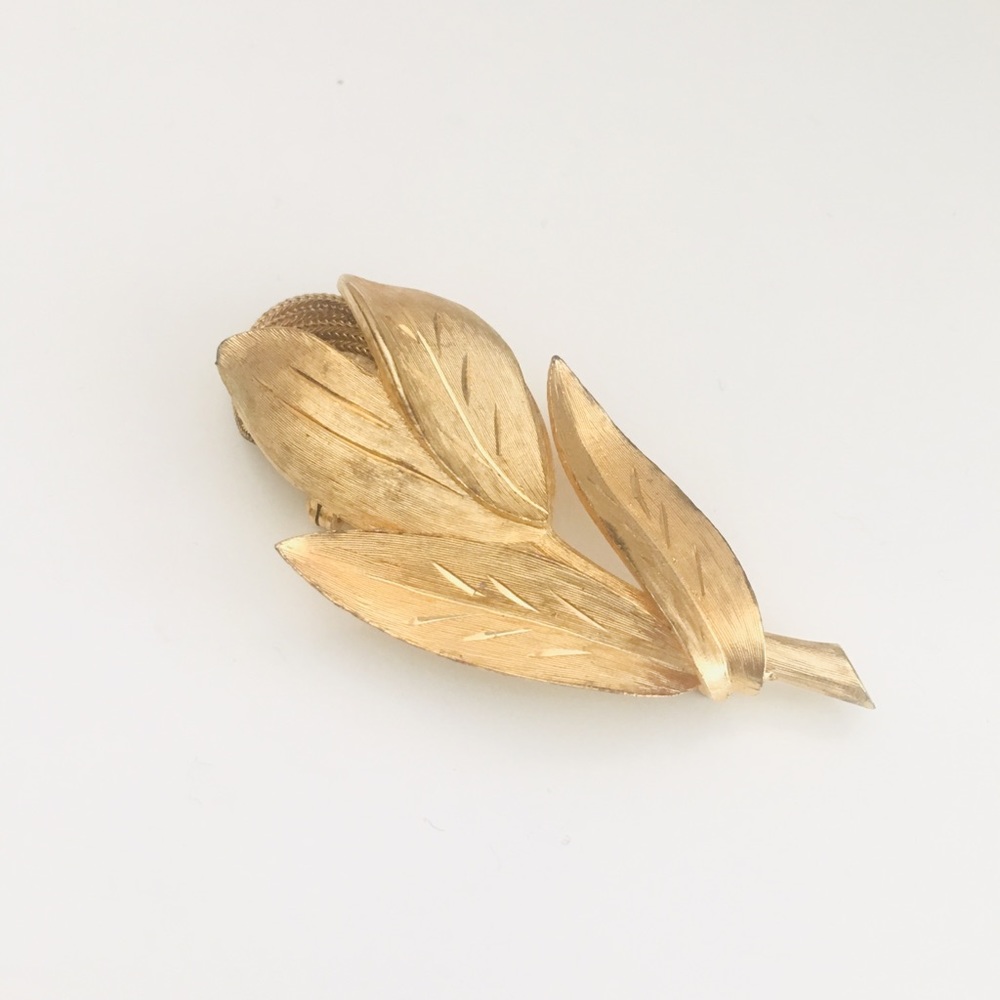 Vintage Women's Statement Gold Tone Floral Rose Brooch Pin